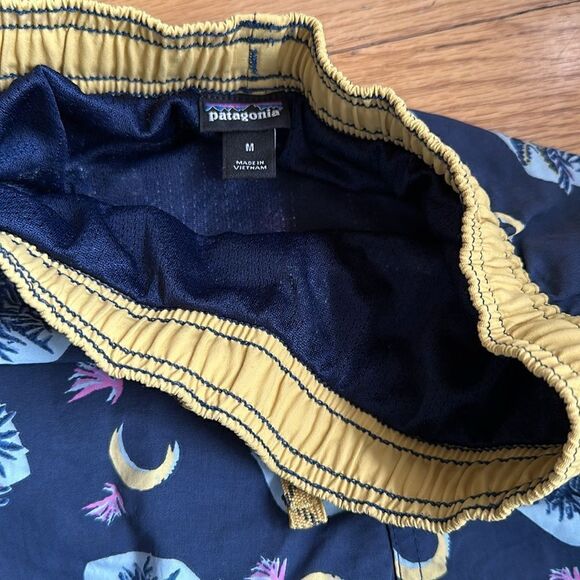 Patagonia M boys long swim trunks blue and yellow print lines pockets great cond - Picture 3 of 6